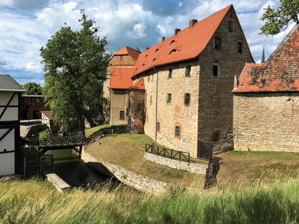 Die Ordensburg Liebstedt mit Blick von der historischen Wallanlage